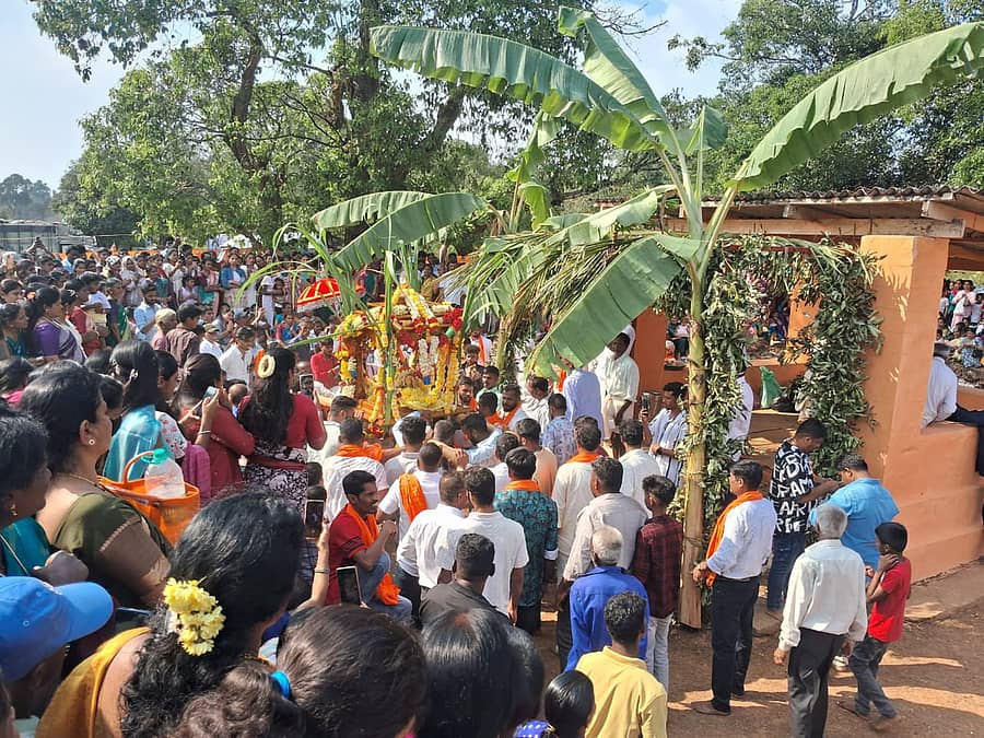 ಶನಿವಾರಸಂತೆ ಸಮೀಪದ ಬೆಂಬಲೂರು ಗ್ರಾಮದಲ್ಲಿ ಶುಕ್ರವಾರ ನಡೆದ ಬಾಣಂತಮ್ಮ ಹಾಗೂ ಕುಮಾರಲಿಂಗೇಶ್ವರ ಜಾತ್ರಾ ಮಹೋತ್ಸವದಲ್ಲಿ ಹೆಚ್ಚಿನ ಸಂಖ್ಯೆಯಲ್ಲಿ ಜನರು ಸೇರಿದ್ದರು