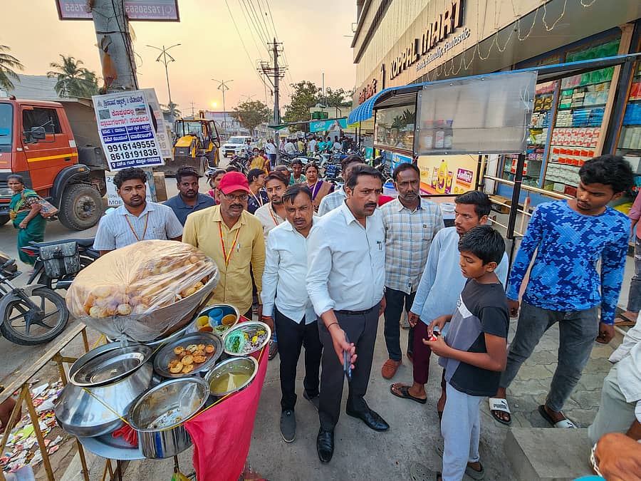 ಕೊಪ್ಪಳದ ಗದಗ ರಸ್ತೆಯಲ್ಲಿ ಪಾದಚಾರಿ ಮಾರ್ಗ ಒತ್ತುವರಿ ಮಾಡಿದವರಿಗೆ ನಗರಸಭೆ ಪೌರಾಯುಕ್ತ ಹಾಗೂ ಸಿಬ್ಬಂದಿ ಮಾಹಿತಿ ನೀಡಿದರು 