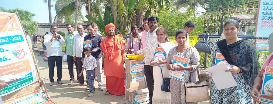 ಕೂಡಲ ಸಂಗಮದಲ್ಲಿ ನರಗುಂದ ಪಟ್ಟಣದ ಸಿದ್ಧೇಶ್ವರ ಪಂಚಗೃಹ ಗುಡ್ಡದ ಹಿರೇಮಠದ ಸಿದ್ಧಲಿಂಗ ಶಿವಾಚಾರ್ಯರ ನೇತೃತ್ವದಲ್ಲಿ ವಿಷಮುಕ್ತ ಪುಣ್ಯಸ್ನಾನಕ್ಕಾಗಿ ಅಭಿಯಾನ ನಡೆಸಲಾಯಿತು 