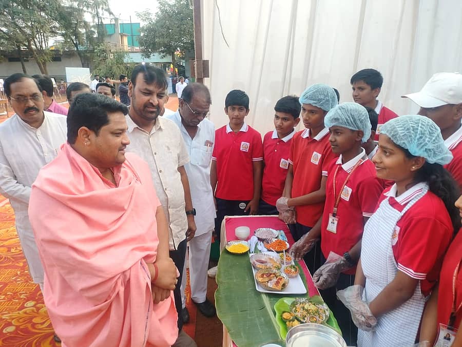 ಬಸವನಬಾಗೇವಾಡಿ ಪಟ್ಟಣದ ಬಸವೇಶ್ವರ ದೇವಾಲಯ ಶಾಲೆಯಲ್ಲಿ ನಡೆದ ಆಹಾರಮೇಳವನ್ನು ಶಿವಪ್ರಕಾಶ ಶಿವಾಚಾರ್ಯರು ವೀಕ್ಷಿಸಿದರು