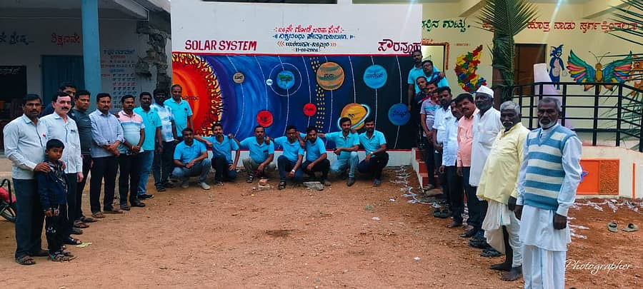 ಯಲಬುರ್ಗಾ ತಾಲ್ಲೂಕು ಬಸಾಪೂರ ಗ್ರಾಮದ ಪ್ರಾಥಮಿಕ ಶಾಲೆಯ ಗೋಡೆ ಮೇಲೆ ವಿಶ್ವಬಂಧು ಸೇವಾ ಗುರುಬಳಗದ ವತಿಯಿಂದ ಬಿಡಿಸಿದ ಗೋಡೆಬರಹ