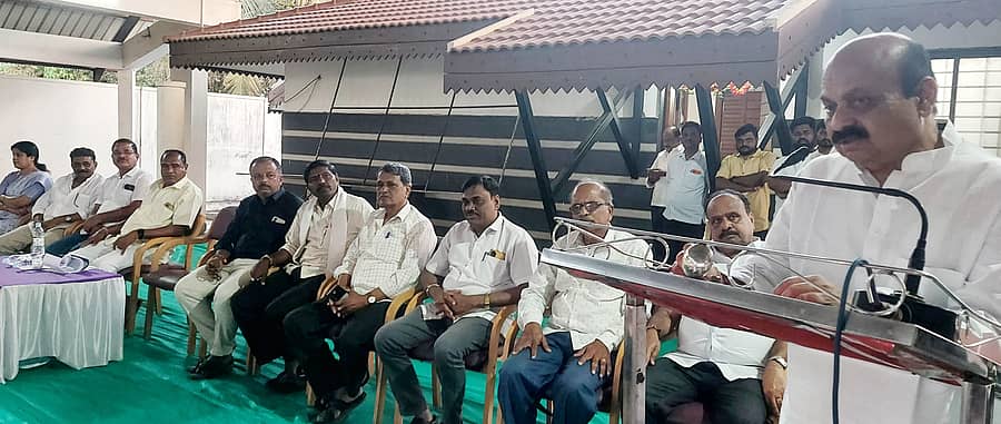 ಶಿಗ್ಗಾವಿ ಪಟ್ಟಣದಲ್ಲಿ ಗುರುವಾರ ನಡೆದ ಜ. 26ರಂದು ನಡೆಯಲಿರುವ ಗಂಗಮ್ಮ ಎಸ್ ಬೊಮ್ಮಾಯಿ ಅವರ 92ನೇ ಜನ್ಮದಿನೋತ್ಸವದ ಅಂಗವಾಗಿ ವಿವಿಧ ಕ್ಷೇತ್ರದ ಸಾಧಕರಿಗೆ, ಸಂಘ ಸಂಸ್ಥೆಗಳಿಗೆ ಏರ್ಪಡಿಸಿದ ಪ್ರಶಸ್ತಿ ಪ್ರದಾನ ಸಮಾರಂಭದ ಪೂರ್ವಭಾವಿ ಸಭೆಯಲ್ಲಿ ಸಂಸದ ಬಸವರಾಜ ಬೊಮ್ಮಾಯಿ ಮಾತನಾಡಿದರು.