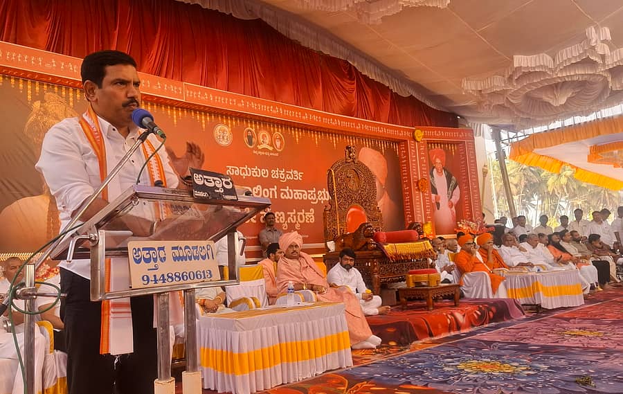 <div class="paragraphs"><p>ಮುಗಳಖೋಡದಲ್ಲಿ ಶುಕ್ರವಾರ ನಡೆದ ಯಲ್ಲಾಲಿಂಗ ಮಹಾರಾಜರ 40ನೇ ಪುಣ್ಯಾರಾಧನೆ ಸಮಾರೋಪ ಕಾರ್ಯಕ್ರಮದಲ್ಲಿ ಬಿ.ವೈ.ವಿಜಯೇಂದ್ರ ಮಾತನಾಡಿದರು</p></div>