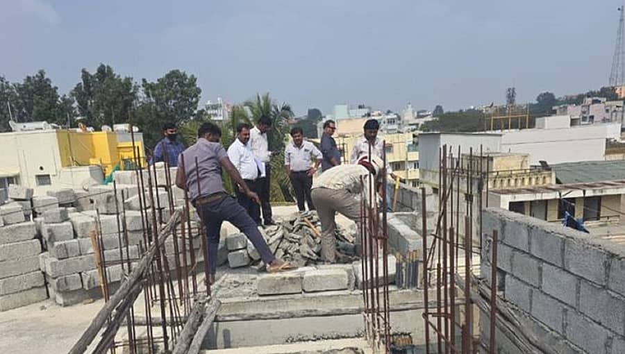 ಕೆಂಚಪ್ಪ ಅಡ್ಡರಸ್ತೆಯಲ್ಲಿ ಅನಧಿಕೃತವಾಗಿ ನಿರ್ಮಿಸಿದ್ದ ಮಹಡಿಗಳನ್ನು ಪಾಲಿಕೆ ಸಿಬ್ಬಂದಿ ತೆರವು ಮಾಡುತ್ತಿರುವುದು