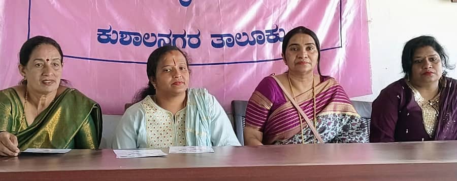 ಕುಶಾಲನಗರದಲ್ಲಿ ಶುಕ್ರವಾರ ಕರ್ನಾಟಕ ಸಾಂಸ್ಕೃತಿಕ ಹಾಗೂ ಸಾಹಿತ್ಯ ಪರಿಷತ್ತು ಕೊಡಗು ಜಿಲ್ಲಾಧ್ಯಕ್ಷೆ ಡಾ.ನಯನ ಹರಿಶ್ಚಂದ್ರ ಮಾತನಾಡಿದರು.