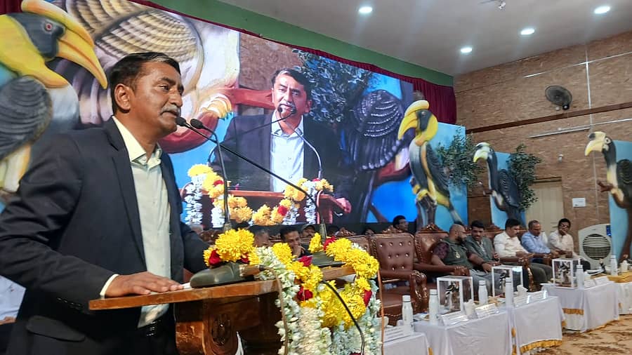 ದಾಂಡೇಲಿ ಹಾರ್ನ್ ಬಿಲ್ ಭವನದಲ್ಲಿ ನಡೆದ ಹಾರ್ನ್ ಬಿಲ್ ಹಬ್ಬಕ್ಕೆ ಕೆನರಾ ವೃತ್ತ ಶಿರಶಿ ಮುಖ್ಯ ಅರಣ್ಯ ಸಂರಕ್ಷಣಾಧಿಕಾರಿ ಟಿ. ಹೀರಾ ಲಾಲ್ ಚಾಲನೆ ನೀಡಿ ಮಾತನಾಡಿದರು.