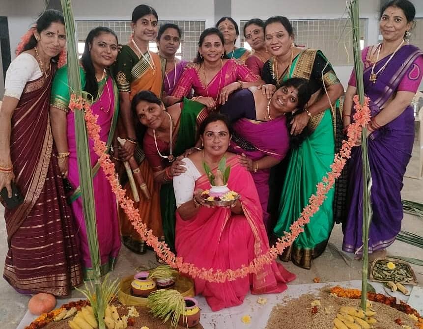 ಹಿರಿಯೂರಿನಲ್ಲಿ ಗುರುವಾರ ತಾಲ್ಲೂಕು ಒಕ್ಕಲಿಗರ ಸಂಘದ ಮಹಿಳಾ ವಿಭಾಗದಿಂದ ಹಮ್ಮಿಕೊಂಡಿದ್ದ ಸಂಕ್ರಾಂತಿ ಹಬ್ಬದಲ್ಲಿ ಪಾಲ್ಗೊಂಡಿದ್ದ ಮಹಿಳೆಯರು ಧಾನ್ಯದ ರಾಶಿಗೆ ಪೂಜೆ ಸಲ್ಲಿಸಿದರು 