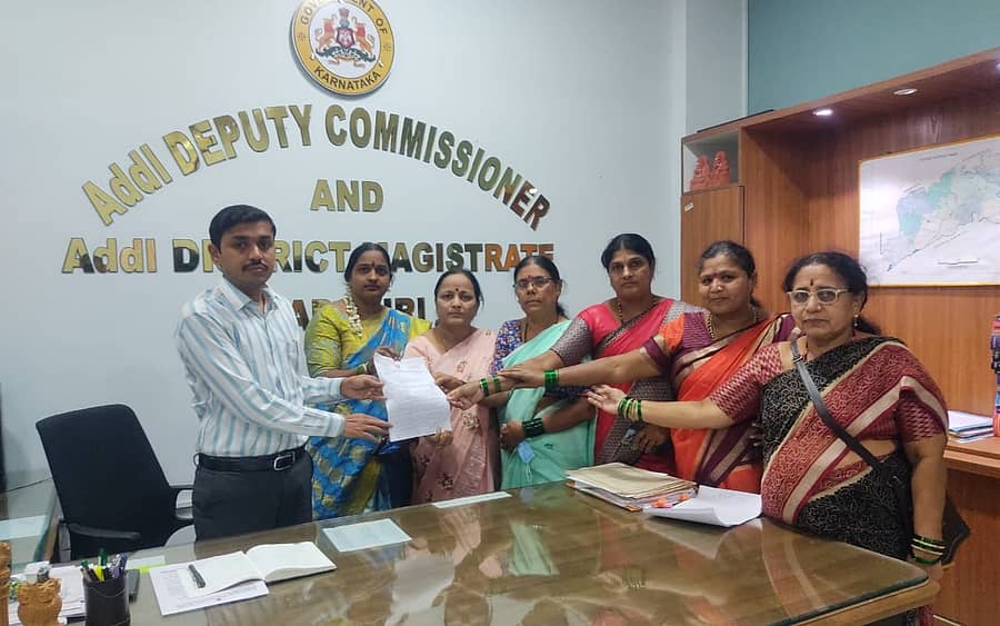 ಯಾದಗಿರಿಯಲ್ಲಿ ಶುಕ್ರವಾರ ಬಿಜೆಪಿ ಮಹಿಳಾ ಮೋರ್ಚಾದ ಮುಖಂಡರು ಹೆಚ್ಚುವರಿ ಜಿಲ್ಲಾಧಿಕಾರಿ ರಮೇಶ ಕೋಲಾರ ಅವರಿಗೆ ಮನವಿಪತ್ರ ಸಲ್ಲಿಸಿದರು