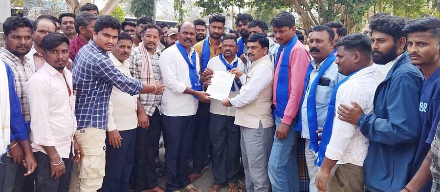 ಚಿತ್ರದುರ್ಗದ ಜಿಲ್ಲಾಧಿಕಾರಿ ಕಚೇರಿ ಆವರಣದಲ್ಲಿ ಹೆಚ್ಚುವರಿ ಜಿಲ್ಲಾಧಿಕಾರಿ ಬಿ.ಟಿ.ಕುಮಾರಸ್ವಾಮಿ ಅವರಿಗೆ ಮನವಿ ಸಲ್ಲಿಸಿದ ಕರ್ನಾಟಕ ದಲಿತ ಸಂಘರ್ಷ ಸಮಿತಿ