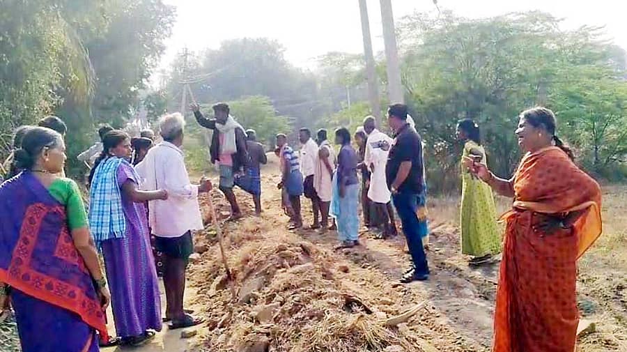 ಪಾವಗಡ ತಾಲ್ಲೂಕು ದೇವರಬೆಟ್ಟದಿಂದ ಕೋಣನಕುರಿಕೆ ಗ್ರಾಮಕ್ಕೆ ಸಂಪರ್ಕ ಕಲ್ಪಿಸುವ ರಸ್ತೆ ಮುಚ್ಚಿರುವುದನ್ನು ವಿರೋಧಿಸಿ ಗ್ರಾಮಸ್ಥರು ಪ್ರತಿಭಟನೆ ನಡೆಸಿದರು