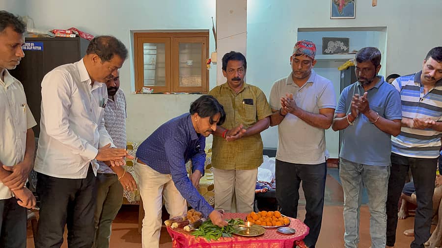 ಪುತ್ತೂರಿನ ಬೀರಮಲೆ ಬೆಟ್ಟದಲ್ಲಿರುವ ಪ್ರಜ್ಞಾ ಆಶ್ರಮದಲ್ಲಿರುವ ಭಿನ್ನ ಸಾರ್ಮರ್ಥ್ಯದ 15 ಮಂದಿಗೆ ಬಪ್ಪಳಿಗೆ ಅಮರ್ ಅಕ್ಬರ್ ಅಂಥೋಣಿ ಸಂಘಟನೆ ವತಿಯಿಂದ ಶುಕ್ರವಾರ ನಡೆದ ಜರ್ಸಿ ವಿತರಣೆ ಕಾರ್ಯಕ್ರಮವನ್ನು ಡಾ.ಪ್ರದೀಪ್ ಬೋರ್ಕರ್ ಉದ್ಘಾಟಿಸಿದರು