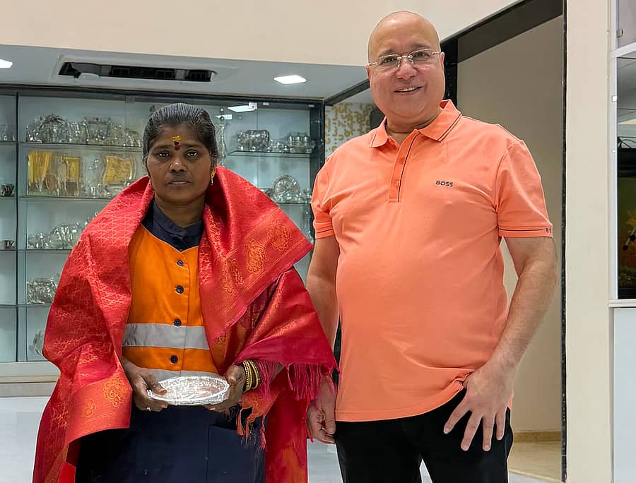 ಲಲಿತಾ ಜ್ಯುವೆಲ್ಲರಿ ಅಧ್ಯಕ್ಷ ಎಂ.ಕಿರಣ್ ಕುಮಾರ್ ಅವರು ಚೆನ್ನೈ ಕಾರ್ಪೊರೇಷನ್‌ನ ನೈರ್ಮಲ್ಯ ಕಾರ್ಯಕರ್ತೆ ಪದ್ಮ ಅವರನ್ನು ಸನ್ಮಾನಿಸಿದರು