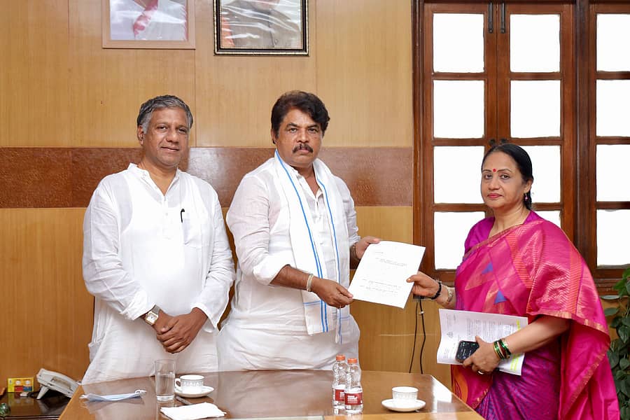 ವಿರೋಧ ಪಕ್ಷದ ನಾಯಕ ಆರ್‌.ಅಶೋಕ ಮತ್ತು ಉಪನಾಯಕ ಅರವಿಂದ ಬೆಲ್ಲದ ಅವರು ಸರ್ಕಾರದ ಮುಖ್ಯ ಕಾರ್ಯದರ್ಶಿ ಶಾಲಿನಿ ರಜನೀಶ್ ಅವರಿಗೆ ಹಕ್ಕೊತ್ತಾಯದ ಪತ್ರ ನೀಡಿದರು.