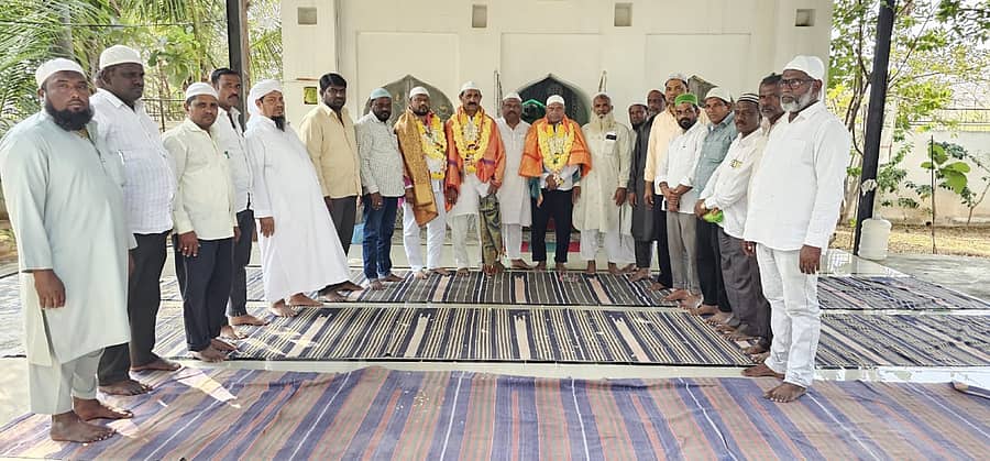 ಸುರಪುರದಲ್ಲಿ ಶುಕ್ರವಾರ ಭೂದಾನಿ ಖಾಲೀದ್ ಅಹ್ಮದ್ ತಾಳಿಕೋಟಿ, ಅಮ್ಜದಖಾನ್ ಭಾಗವಾನ್ ಮತ್ತು ಚಿನ್ನುಮಿಯಾ ಪಟೇಲ ಅವರನ್ನು ಮುಸ್ಲಿಂ ಸಮಾಜದ ಮುಖಂಡರು ಸನ್ಮಾನಿಸಿದರು