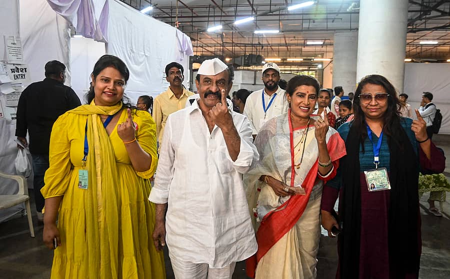 <div class="paragraphs"><p>ಅರುಣ್‌ ಗವಳಿ ಜೊತೆ ಪತ್ನಿ ಆಶಾ ಗವಳಿ ಮಕ್ಕಳಾದ ಗೀತಾ, ಯೋಗಿತಾ ಗವಳಿ</p></div>