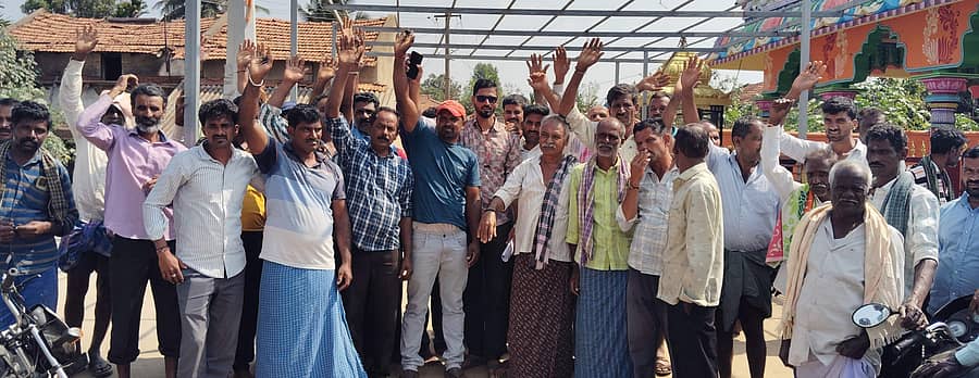 ಬೆಟ್ಟದಪುರ ಸಮೀಪದ ಕೋಮಲಾಪುರ ಗ್ರಾಮದ ಬಸವೇಶ್ವರ ದೇವಾಲಯದ ಮುಂಭಾಗ ಹಾಲು ಉತ್ಪಾದಕ ಸಹಕಾರ ಸಂಘದಲ್ಲಿ ಕಾನೂನು ಬಾಹಿರವಾಗಿ ನಿರ್ದೇಶಕರ ಆಯ್ಕೆ ಪ್ರಕ್ರಿಯೆ ನಡೆದಿದ್ದು, ನಿರ್ದೇಶಕರನ್ನು ವಜಾ ಮಾಡಬೇಕೆಂದು ಒತ್ತಾಯಿಸಿ ಗ್ರಾಮಸ್ಥರು ಶುಕ್ರವಾರ ಪ್ರತಿಭಟನೆ ನಡೆಸಿದರು