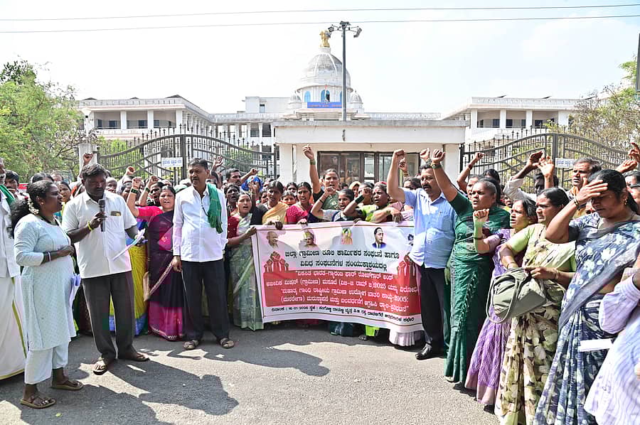 ‘ವಿಬಿ– ಜಿ ರಾಮ್‌ ಜಿ’ ಕಾಯ್ದೆ ಹಿಂಪಡೆದುಕೊಳ್ಳಬೇಕು ಎಂದು ಒತ್ತಾಯಿಸಿ ಗ್ರಾಮೀಣ ಕೂಲಿ ಕಾರ್ಮಿಕರ ಸಂಘಟನೆಯ ನೇತೃತ್ವದಲ್ಲಿ ಶುಕ್ರವಾರ ಪ್ರತಿಭಟನೆ ನಡೆಯಿತು –ಪ್ರಜಾವಾಣಿ ಚಿತ್ರ