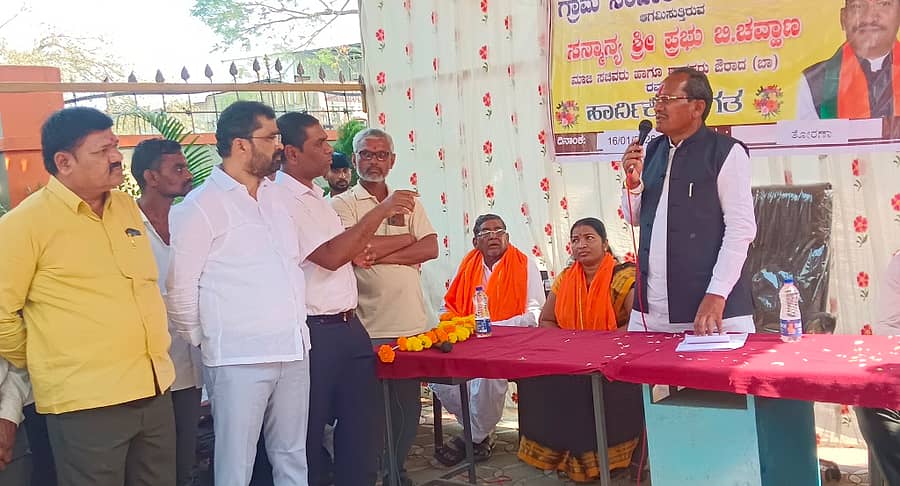 ಕಮಲನಗರ ತಾಲ್ಲೂಕಿನ ತೋರಣಾ ಗ್ರಾಮದಲ್ಲಿ ಶುಕ್ರವಾರ ಶಾಸಕ ಪ್ರಭು ಚವ್ಹಾಣ ಅವರು ಗ್ರಾಮ ಸಂಚಾರ ನಡೆಸಿ ಸಾರ್ವಜನಿಕರ ಸಮಸ್ಯೆ ಆಲಿಸಿದರು 