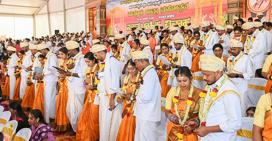 ಮೈಸೂರು ಜಿಲ್ಲೆಯ ಸುತ್ತೂರಿನಲ್ಲಿ ಶಿವರಾತ್ರೀಶ್ವರ ಶಿವಯೋಗಿಗಳ ಜಾತ್ರಾ ಮಹೋತ್ಸವದಲ್ಲಿ ಶುಕ್ರವಾರ ಆಯೋಜಿಸಿದ್ದ ಸಾಮೂಹಿಕ ವಿವಾಹದಲ್ಲಿ ದಂಪತಿಗಳಾದ 135 ಜೋಡಿ ಪ್ರತಿಜ್ಞಾ ವಿಧಿ ಸ್ವೀಕರಿಸಿದರು -ಪ್ರಜಾವಾಣಿ ಚಿತ್ರ/ಅನೂಪ್ ರಾಘ.ಟಿ.