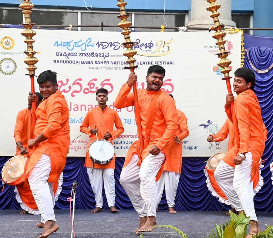 ಕಿಂದರಿಜೋಗಿ ವೇದಿಕೆಯಲ್ಲಿ ಹಾವೇರಿ ಜಿಲ್ಲೆಯ ರಾಣೆಬೆನ್ನೂರಿನ ಬಸವರಾಜು ಮತ್ತು ತಂಡದವರು ನಂದಿಕೋಲು ನೃತ್ಯ ಪ್ರದರ್ಶಿಸಿದರು ಪ್ರಜಾವಾಣಿ ಚಿತ್ರ/ಅನೂಪ್ ರಾಘ ಟಿ. 