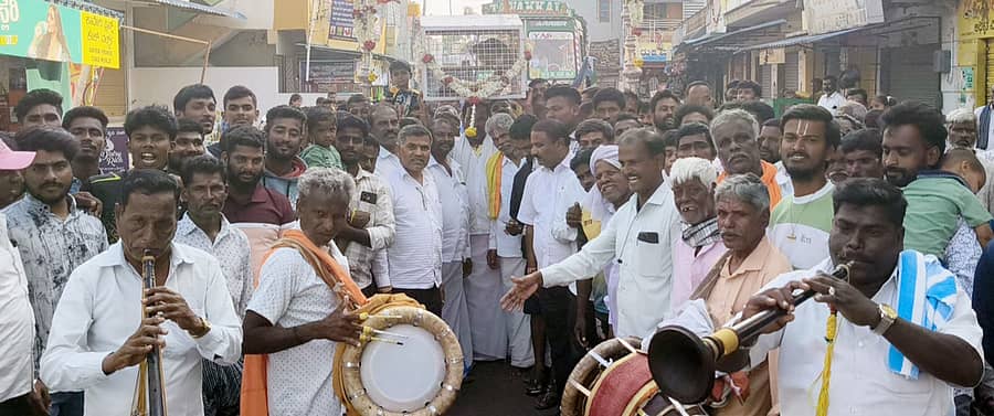 ಯಳಂದೂರು ಪಟ್ಟಣದಲ್ಲಿ ಶುಕ್ರವಾರ ವೈ.ಕೆ.ಮೋಳೆ ಉಪ್ಪಾರ ಜನಾಂಗದ ಮುಖಂಡರು ದೇವರಿಗೆ ಅರ್ಪಿಸಲು ತಂದ ಜೀವಂತ ಮೊಲವನ್ನು ಪೆಟ್ಟಿಗೆಯಲ್ಲಿ ಹೊತ್ತು ಮೆರವಣಿಗೆಯಲ್ಲಿ ಸಾಗಿದರು