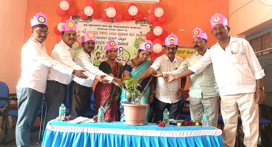 ಮೊಳಕಾಲ್ಮುರು ತಾಲ್ಲೂಕಿನ ರಾಂಪುರದಲ್ಲಿ ಶುಕ್ರವಾರ ಹಮ್ಮಿಕೊಂಡಿದ್ದ ಕ್ಲಸ್ಟರ್‌ ಮಟ್ಟದ ಕಲಿಕಾ ಹಬ್ಬವನ್ನು ಗ್ರಾಮ ಪಂಚಾಯಿತಿ ಅಧ್ಯಕ್ಷೆ ನಾಗವೇಣಿ ಉದ್ಘಾಟಿಸಿದರು 