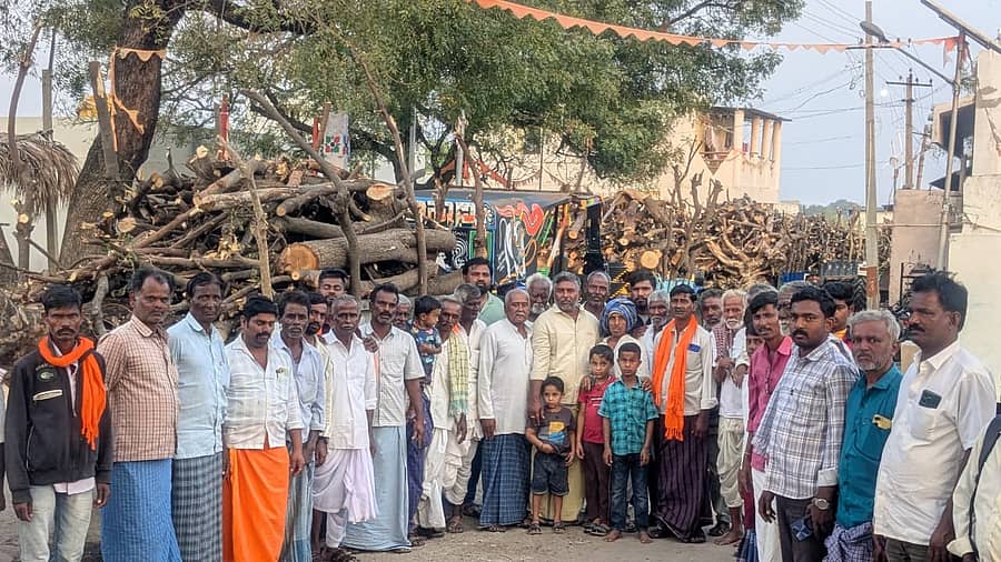 ಅಳವಂಡಿ ಸಮೀಪದ ಘಟ್ಟಿರಡ್ಡಿಹಾಳ ಗ್ರಾಮಸ್ಥರು ಜಿಲೇಬಿ ರೊಟ್ಟಿ ಮತ್ತು ಕಟ್ಟಿಗೆಯನ್ನು ಶುಕ್ರವಾರ ಗವಿಮಠಕ್ಕೆ ಕಳುಹಿಸಿದರು