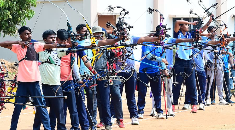 ತುಮಕೂರಿನ ಸರ್ಕಾರಿ ಪಾಲಿಟೆಕ್ನಿಕ್‌ ಕಾಲೇಜು ಮೈದಾನದಲ್ಲಿ ನಡೆದ ಆರ್ಚರಿ ಸ್ಪರ್ಧೆಯಲ್ಲಿ ಗುರಿಯಿಟ್ಟ ಕ್ರೀಡಾಪಟುಗಳು