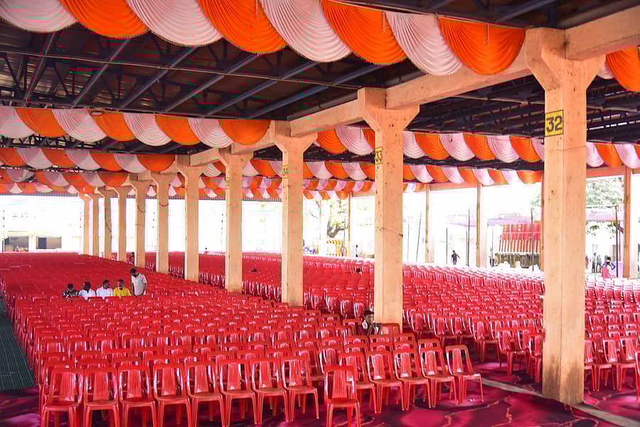 ಬಿಜೆಪಿಯು ಶನಿವಾರ ಎಪಿಎಂಸಿ ಪ್ರಾಂಗಣದಲ್ಲಿ ಹಮ್ಮಿಕೊಂಡಿರುವ ಸಮಾವೇಶದಲ್ಲಿ ಜನರಿಗೆ ಮಾಡಲಾಗಿರುವ ಆಸನದ ವ್ಯವಸ್ಥೆ 