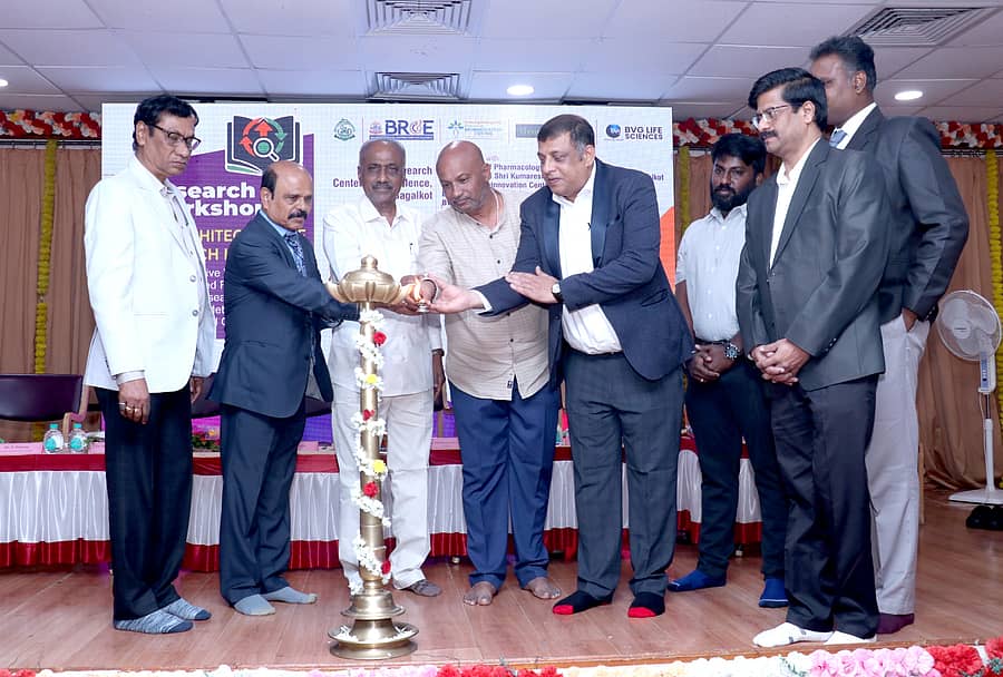 ಬಾಗಲಕೋಟೆಯ ಕುಮಾರೇಶ್ವರ ಔಷಧ ವಿಜ್ಞಾನ ಕಾಲೇಜಿನಲ್ಲಿ ಶುಕ್ರವಾರ ಆರಂಭವಾದ ಕಾರ್ಯಾಗಾರವನ್ನು ಬೆಂಗಳೂರಿನ ಲಿವನ್ ಬಯೋಲಾಬ್ಸ್ ವ್ಯವಸ್ಥಾಪಕ ನಿರ್ದೇಶಕ ಡಾ.ಶಿವಶಂಕರ ಎನ್.ಜಿ ಉದ್ಘಾಟಿಸಿದರು