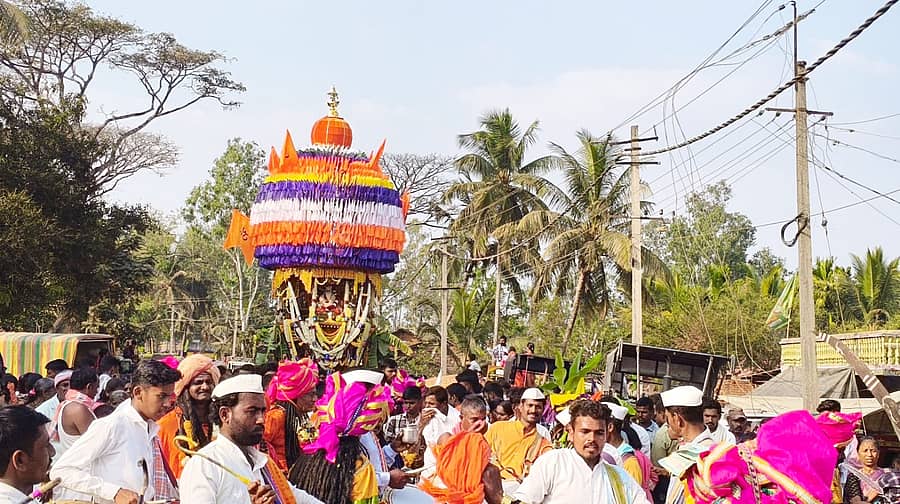 ತಿಳವಳ್ಳಿ ಸಮೀಪದ ಹೊಂಕಣ ಗ್ರಾಮದ ಗುಬ್ಬಿ ನಂಜುಂಡೇಶ್ವರ ಸ್ವಾಮಿ ಹಾಗೂ ಹೊಳಿಲಿಂಗೇಶ್ವರ ಮಹಾ ರಥೋತ್ಸವ ಶುಕ್ರವಾರ ನಡೆಯಿತು.
