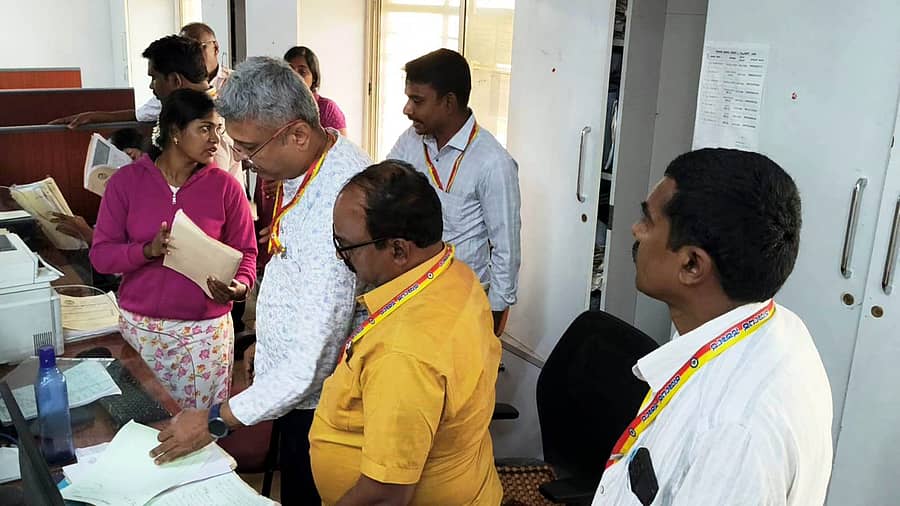 ಚನ್ನಪಟ್ಟಣ ನಗರಸಭೆಗೆ ಆಗಮಿಸಿದ ಲೋಕಾಯುಕ್ತ ಇನ್‌ಸ್ಪೆಕ್ಟರ್ ಸಂದೀಪ್ ಕುಮಾರ್ ಹಾಗೂ ಸಿಬ್ಬಂದಿ ಅಲ್ಲಿನ ಕಡತಗಳ ಪರಿಶೀಲನೆ ನಡೆಸಿದರು