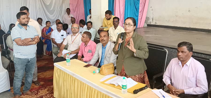 ಕುಂದಗೋಳ ತಾಲ್ಲೂಕಿನ ಕುಬಿಹಾಳದ ಗ್ರಾಮದ ಬಸವೇಶ್ವರ ದೇವಸ್ಥಾನ ಸಭಾ ಭವನದಲ್ಲಿ ನಡೆದ ಸಾರ್ವಜನಿಕ ಸಭೆಯಲ್ಲಿ ಜಿಲ್ಲಾ ಕಾನೂ‌ನು ಸೇವೆಗಳ ಪ್ರಾಧಿಕಾರದ ಅಧ್ಯಕ್ಷರು ಹಾಗೂ ಪ್ರಧಾನ‌ ಜಿಲ್ಲಾ ಮತ್ತು ಸೆಷನ್ಸ್ ನ್ಯಾಯಾಧೀಶರಾದ ಜಿ.ಎಸ್.ಭಾರತಿ ಮಾತನಾಡಿದರು