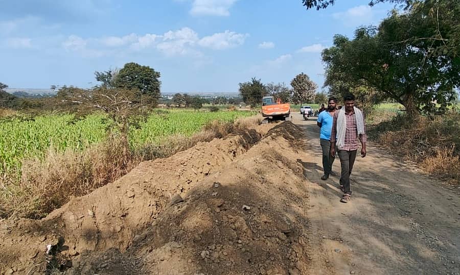 ಹಿರೇಬಾಗೇವಾಡಿ ಬಳಿಯ ರಾಣಿ ಚನ್ನಮ್ಮ ವಿಶ್ವವಿದ್ಯಾಲಯದ ಹೊಸ ಕ್ಯಾಂಪಸ್‌ ಸಂಪರ್ಕ ರಸ್ತೆಯಲ್ಲಿ ಪೈಪ್‌ಲೈನ್‌ ಕಾಮಗಾರಿ ಅರ್ಧಕ್ಕೆ ನಿಲ್ಲಿಸಲಾಗಿದೆ