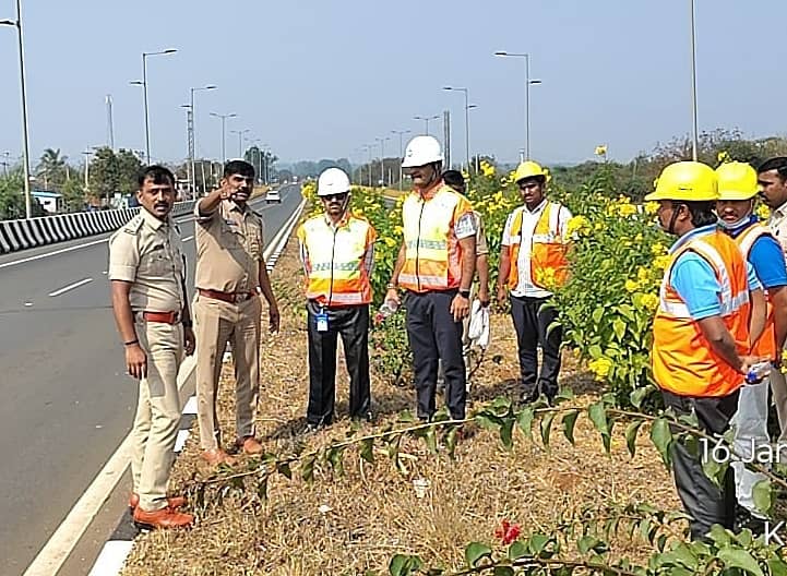 ಚಿಟಗುಪ್ಪ ತಾಲ್ಲೂಕಿನ ಮಂಗಲಗಿ ರಾಷ್ಟೀಯ ಹೆದ್ದಾರಿಯಲ್ಲಿ ಪತ್ತೆಯಾಗಿದ್ದ ಮಾಂಜಾ ದಾರವನ್ನು ಡಿವೈಎಸ್ಪಿ ಮಡೋಳಪ್ಪ ಪರಿಶೀಲಿಸಿದರು  