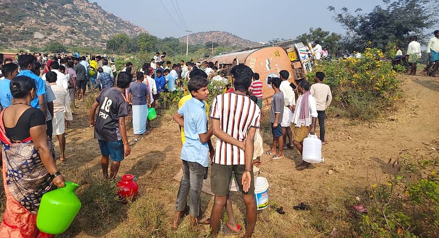 ಕಂಪ್ಲಿ ತಾಲ್ಲೂಕು ದೇವಲಾಪುರ ಕಣಿವೆ ಮಾರೆಮ್ಮ ದೇವಸ್ಥಾನ ರಾಜ್ಯ ಹೆದ್ದಾರಿ-29 ರಲ್ಲಿ ಉರುಳಿಬಿದ್ದ ಟ್ಯಾಂಕರ್‌ನಿಂದ ಸೋರುತ್ತಿದ್ದ ತಾಳೆ ಎಣ್ಣೆಯನ್ನು ಸಂಗ್ರಹಿಸಲು ಜನರು ಮುಗಿಬಿದ್ದರು.