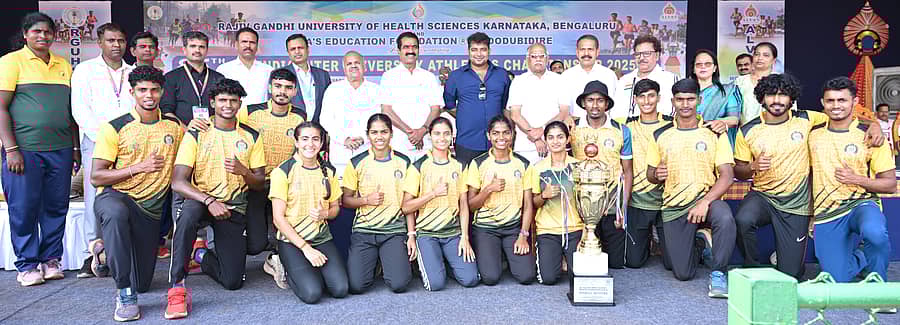 ರನ್ನರ್ ಅಪ್ ಆದ ಮಂಗಳೂರು ವಿವಿ ತಂಡದವರು ಪ್ರಶಸ್ತಿ ವಿತರಣೆ ಸಮಾರಂಭದಲ್ಲಿ ಗಣ್ಯರೊಂದಿಗೆ ಸಂಭ್ರಮಿಸಿದರು 