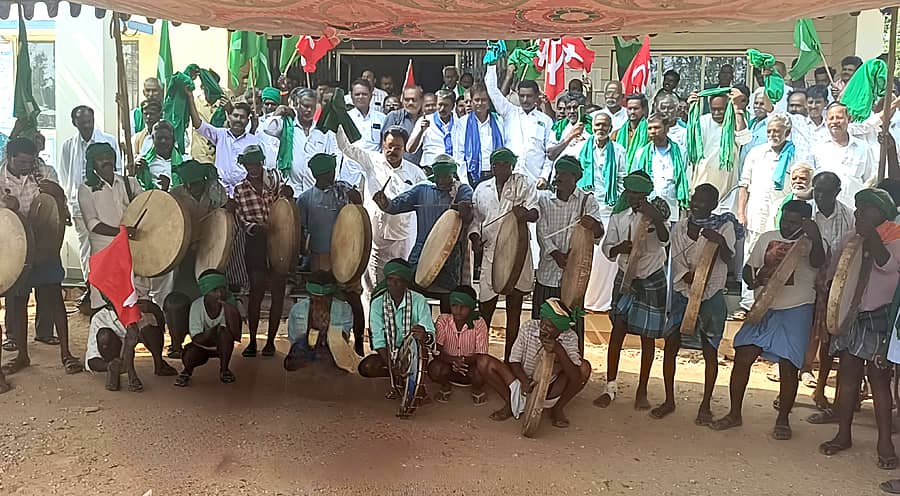 ತಳಕು ಗ್ರಾಮದ ಬೆಸ್ಕಾಂ ಉಪವಿಭಾಗದ ಕಚೇರಿಯ ಆವರಣದಲ್ಲಿ ರೈತ ಸಂಘ ಹಾಗೂ ವಿವಿಧ ಸಂಘಟನೆಗಳು ಹಲವು ಬೇಡಿಕೆಗಳನ್ನು ಈಡೇರಿಸುವಂತೆ ಒತ್ತಾಯಿಸಿ ತಮಟೆ ಚಳವಳಿ ನಡೆಸಿದರು 