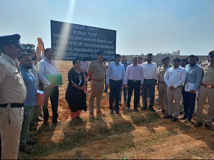 ಆನೇಕಲ್ ತಾಲ್ಲೂಕಿನ ಜಿಗಣಿ ಸಮೀಪದ ಕೊಪ್ಪ ಗ್ರಾಮದಲ್ಲಿ ಒತ್ತುವರಿಯಾಗಿದ್ದ ಸರ್ಕಾರಿ ಗೋಮಾಳವನ್ನು ಜಿಲ್ಲಾಧಿಕಾರಿ ಜಗದೀಶ್ ಮತ್ತು ತಹಶೀಲ್ದಾರ್ ಶಶಿಧರ್ ಮಾಡ್ಯಾಳ್ ಒತ್ತುವರಿ ತೆರವುಗೊಳಿಸಿದರು