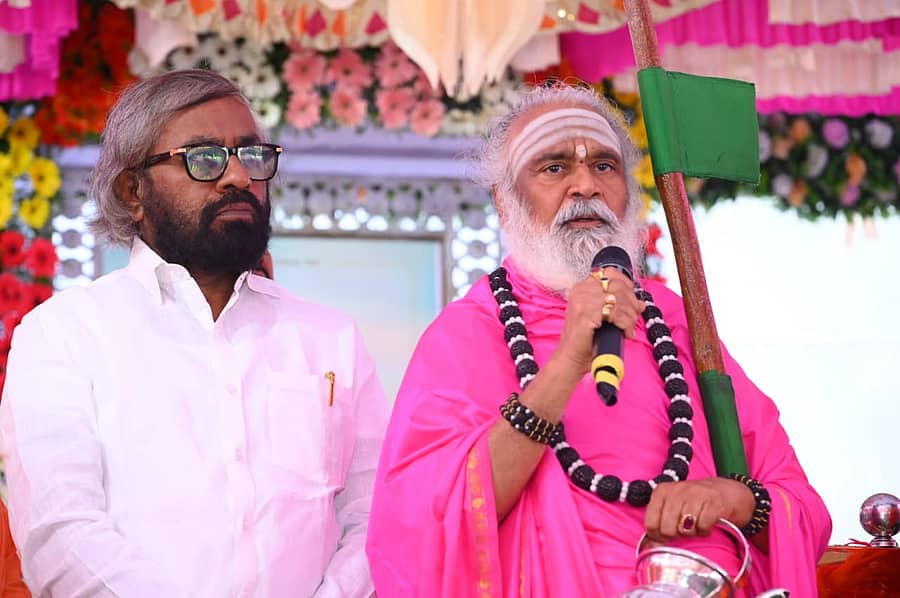 ಬಾಳೆಹೊನ್ನೂರಿನ ರಂಭಾಪುರಿ ವೀರಸೋಮೇಶ್ವರ ರಾಜದೇಶಿಕೇಂದ್ರ ಶಿವಾಚಾರ್ಯ ಸ್ವಾಮೀಜಿ ಭೇಟಿ ನೀಡಿ, ಭೀಮಣ್ಣ ಖಂಡ್ರೆಯವರ ಸೇವೆ ಸ್ಮರಿಸಿದರು. ಸಚಿವ ಈಶ್ವರ ಬಿ. ಖಂಡ್ರೆ ಜತೆಗಿದ್ದರು