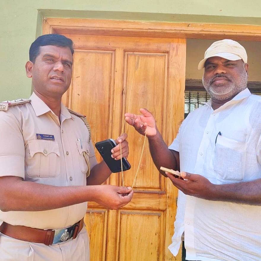 ಹಂಪಾಪುರದಲ್ಲಿ ರಸ್ತೆಯಲ್ಲಿ ದೊರೆತ ಚಿನ್ನದ ಸರವನ್ನು ಮರಳೂರ ನಾಯಕ ಅವರು ಎಚ್‍.ಡಿ. ಕೋಟೆ ಪಟ್ಟಣದ ಇನ್‌ಸ್ಪೆಕ್ಟರ್‌ ಗಂಗಾಧರ ಅವರಿಗೆ ಹಸ್ತಾಂತರಿಸಿದರು