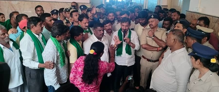 ರಾಮನಗರ ತಾಲ್ಲೂಕಿನ ಬಿಡದಿ ಹೋಬಳಿಯಲ್ಲಿ ಗ್ರೇಟರ್ ಬೆಂಗಳೂರು ಸಮಗ್ರ ಉಪನಗರ ಯೋಜನೆಗೆ ಭೂ ಸ್ವಾಧೀನ ವಿರೋಧಿಸಿ, ನಗರದ ಕಂದಾಯ ಭವನದಲ್ಲಿರುವ ಗ್ರೇಟರ್ ಬೆಂಗಳೂರು ಅಭಿವೃದ್ಧಿ ಪ್ರಾಧಿಕಾರದ ಕಚೇರಿ ಆವರಣದಲ್ಲಿ ಶನಿವಾರ ಪ್ರತಿಭಟನೆ ನಡೆಸಿದ ರೈತರ ಮನವೊಲಿಸಲು ಶಾಸಕ ಎಚ್.ಸಿ. ಬಾಲಕೃಷ್ಣ ಮುಂದಾದರು. ಪ್ರಾಧಿಕಾರದ ಅಧ್ಯಕ್ಷ ಜಿ.ಎನ್. ನಟರಾಜ್ ಗಾಣಕಲ್ ಇದ್ದಾರೆ