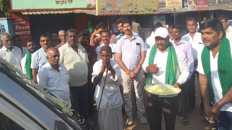 ಜನಜಾಗೃತಿ ಯಾತ್ರೆಯ ವಾಹನದಲ್ಲಿದ್ದ ನೇಗಿಲಿಗೆ ಪುಷ್ಪಾರ್ಚನೆ ಮಾಡಲಾಯಿತು