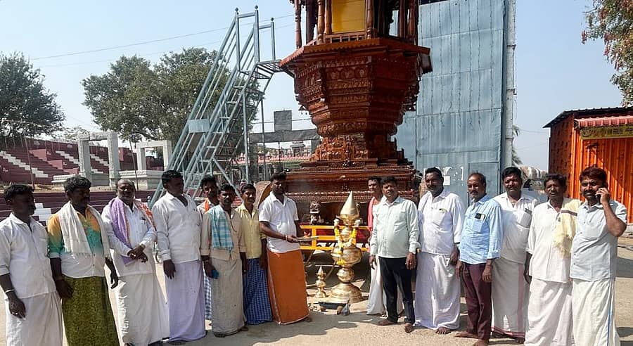 ತೆಕ್ಕಲಕೋಟೆ ಸಮೀಪದ ಬಲಕುಂದಿ ಬನ್ನಿಮಹಂಕಾಳಿ ದೇವಿಯ ಜಾತ್ರಾ ಮಹೋತ್ಸವದ ಅಂಗವಾಗಿ ರಥದ ಕಳಸಗಳನ್ನು ಸಿದ್ದಗೊಳಿಸಲಾಗಿದೆ 