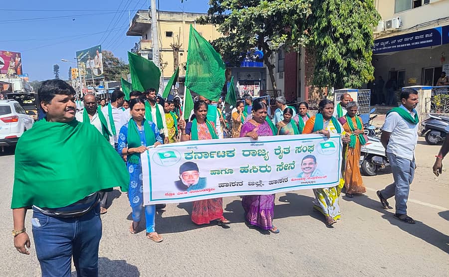 ಕರ್ನಾಟಕ ರಾಜ್ಯ ರೈತ ಸಂಘ ಹಾಗೂ ಹಸಿರು ಸೇನೆಯ ನೇತೃತ್ವದಲ್ಲಿ ಶನಿವಾರ ನೂರಾರು ರೈತರು ಹಾಸನದಲ್ಲಿ ಪ್ರತಿಭಟನೆ ನಡೆಸಿದರು.
