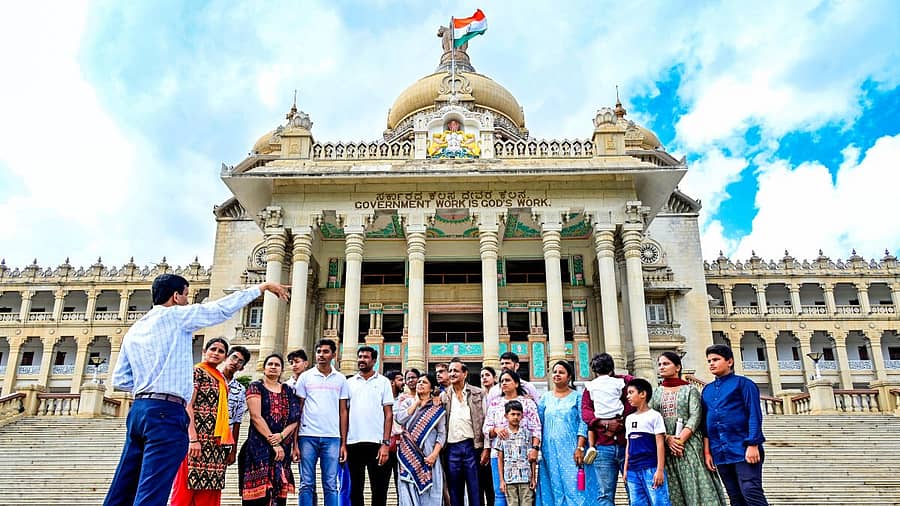 <div class="paragraphs"><p>ವಿಧಾನಸೌಧ ಮಾರ್ಗದರ್ಶಿ ಪ್ರವಾಸ’ಕ್ಕೆ ಸಾರ್ವಜನಿಕರು ಭಾನುವಾರ ಬಂದಿದ್ದರು</p></div>