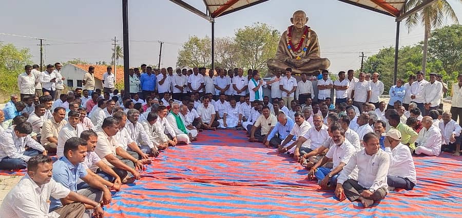 ಅರಸೀಕೆರೆ ನಗರದ ಹೊರವಲಯದಲ್ಲಿರುವ ಕಸ್ತೂರಬಾ ಶಿಬಿರದ ಆವರಣದಲ್ಲಿ ತಾಲ್ಲೂಕು ಕಾಂಗ್ರೆಸ್‌ ಘಟಕದಿಂದ ಶನಿವಾರ ಪ್ರತಿಭಟನೆ ನಡೆಯಿತು