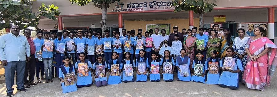 ಬಾಗೇಪಲ್ಲಿ ತಾಲ್ಲೂಕಿನ ಘಂಟಂವಾರಿಪಲ್ಲಿ ಸರ್ಕಾರಿ ಪ್ರೌಢಶಾಲಾ ವಿದ್ಯಾರ್ಥಿಗಳಿಗೆ ಪರೀಕ್ಷಾ ಸಾಮಾಗ್ರಿ ವಿತರಿಸಲಾಯಿತು