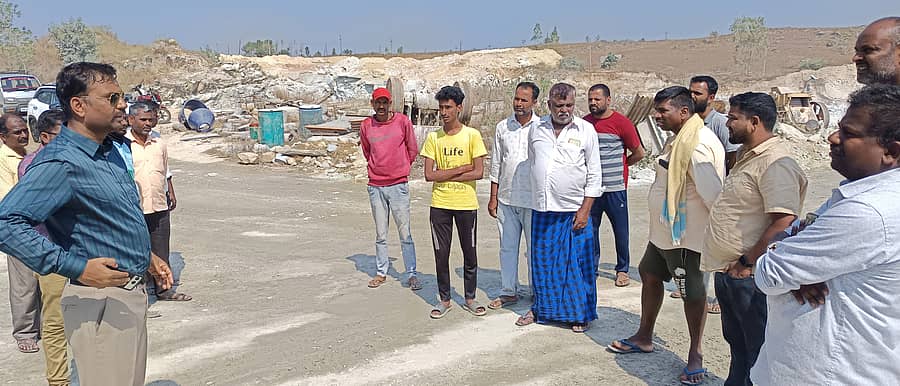 ಬೇಲೂರು ಪಟ್ಟಣ ಸಮೀಪದ ಪ್ರಸಾದಿಹಳ್ಳಿ ರಸ್ತೆಯ ಬೇಲೂರು ಸ್ಟೋನ್ ಕ್ರಶರ್‌ಗೆ ತಹಶೀಲ್ದಾರ್ ಶ್ರೀಧರ್ ಕಂಕನವಾಡಿ ಭೇಟಿ ನೀಡಿ ಪರಿಶೀಲನೆ ನಡೆಸಿ, ಸುತ್ತಮುತ್ತಲಿನ ಗ್ರಾಮಸ್ಥರ ಜೊತೆ ಮಾತನಾಡಿದರು