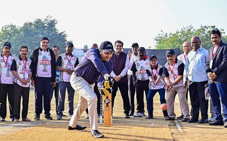 ಕಲಬುರಗಿಯ ಎನ್‌.ವಿ ಮೈದಾನದಲ್ಲಿ ನೂತನ ವಿದ್ಯಾಲಯ ಸಂಸ್ಥೆಯ ಮಾಜಿ ವಿದ್ಯಾರ್ಥಿಗಳ ಸಂಘದಿಂದ ಶನಿವಾರ ನಡೆದ ಇರಾನಿ ಕಪ್‌ ಕ್ರಿಕೆಟ್‌ ಟೂರ್ನಿಗೆ ಶಾಲಾ ಶಿಕ್ಷಣ ಮತ್ತು ಸಾಕ್ಷರತಾ ಇಲಾಖೆಯ ಹೆಚ್ಚುವರಿ ಆಯುಕ್ತ ರಾಹುಲ್‌ ಪಾಂಡ್ವೆ ಅವರು ಬ್ಯಾಟಿಂಗ್‌ ಆಡುವ ಮೂಲಕ ಚಾಲನೆ ನೀಡಿದರು             ಪ್ರಜಾವಾಣಿ ಚಿತ್ರ